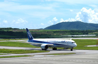 羽田—石垣線で14日から運航を開始したＡＮＡの７８７—９型機（手前）。従来機より座席数も貨物量も拡大している。