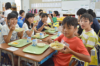 「おいしい」と笑顔を見せる新川小学校の６年生たち＝１日午後、同校