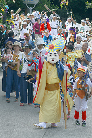 約２００人が参加し、公民館まで練り歩いた伝統のムシャーマの仮装行列。＝４日午前、波照間島集落内