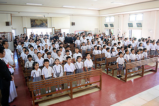 新校舎落成式典で校歌を斉唱する海星小学校の児童ら＝３日午後、カトリック石垣教会