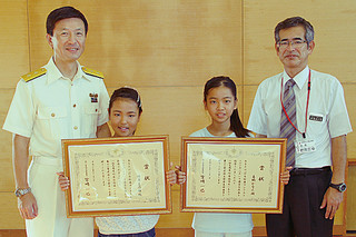 第11管区海上保安本部長賞を受賞した福里圭乃姫さん（中央左）、喜納かなんさん（同右）＝８日午前、平真小学校体育館