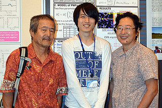 東アジア若手天文学者会議で研究内容を発表した箕田鉄兵さん（中央）。左は父親の俊晴さん、右は母親の律子さん＝15日午後、アートホテル石垣島