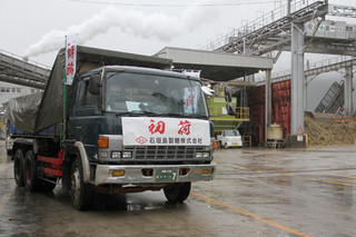 粗糖を積み込み、石垣港向け出発するトラック＝７日午前、石垣島製糖