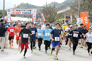 １３４７人がエントリーした第25回竹富町やまねこマラソン大会＝10日午後、上原小学校