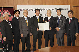 渡邉敬介会長（右から３人目）らが訪れ、石垣市と知的財産に関する協定を結んだ＝13日午前、市役所庁議室