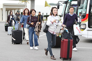 バスに乗り込む韓国人観光客＝15日、南ぬ島石垣空港