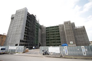 ７月に入居開始が予定されている県営新川団地の新２号棟。現在は内装工事の仕上げに入っている＝３月31日午前