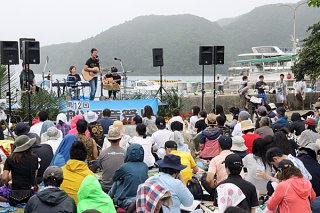 県内外から観光客ら約６００人が来場した第12回船浮音祭り＝21日午後、西表島船浮のかまどま広場