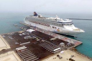 暫定供用が開始された石垣港新港地区旅客船ターミナル。将来的には20万㌧級クルーズ船の受け入れが可能となる＝21日午前、南ぬ浜町（小型無人機で撮影）