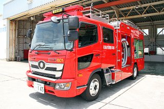 石垣市消防本部に初めて導入された化学ポンプ自動車＝１日、同本部