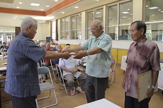 八老連の定期総会で功労者（右）に対し表彰状が贈られた＝29日午後、石垣市老人福祉センター