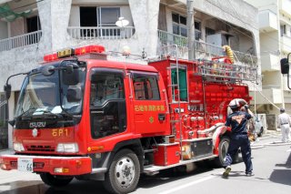 救急出動する車両や隊員。2018年上半期は火入れなどによる火災出動が多かった＝５月６日、石垣市内