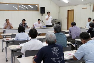 竹富町議会議員選挙の立候補予定者に対して説明会が開かれた＝20日午後、町役場２階大ホール