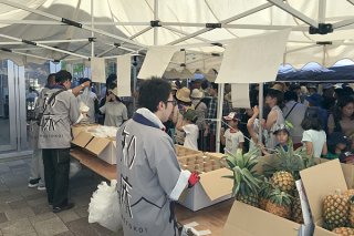 竹富町物産即売会でパインやマンゴーの販売が行われた＝28日午後、道の駅しゃり（竹富町提供）