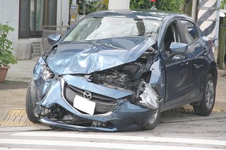 交通事故で大きく損傷した車両＝６月19日、新川