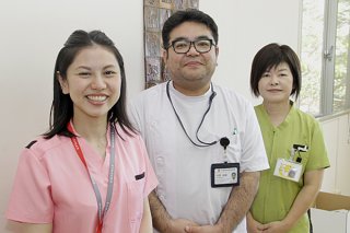 10月１日から新設される歯科口腔外科のスタッフ。（左から）粟國文恵さん、仲間錠嗣医師、波照間克子さん＝18日、八重山病院