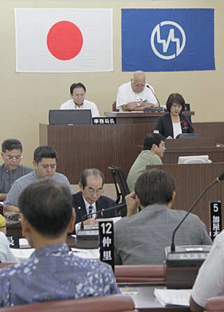 ９月定例町議会の最終本会議。採決に先立ち、委員会報告が行われた＝４日午前、竹富町議会議場