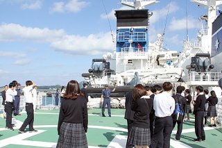 石垣海上保安部の最新大型巡視船「いらぶ」を見学する昇陽高校の２年生ら＝14日午前、同船上