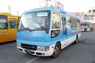 来月１日から八重山病院線を運行予定の29人乗りマイクロバス＝14日午後、バスターミナル