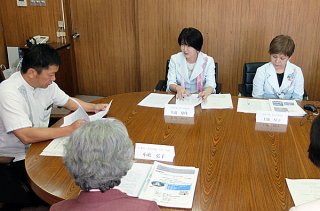 県女性海外セミナーの研修報告を行う正面左から大道夏代さん、上盛厚子さん＝15日午後、庁議室
