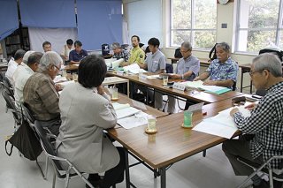 国の名勝川平湾と於茂登岳の保存活用計画策定について話し合う委員たち＝５日午後、市教委２階ホール