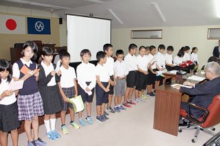 西表島の将来について提言する児童ら＝７日午後、竹富町議会議場