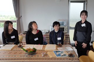 石垣市介護職向け移住体験ツアーの参加者。オリエンテーションで自己紹介を行う＝14日午後、新川の「＠てんきゅう舎」