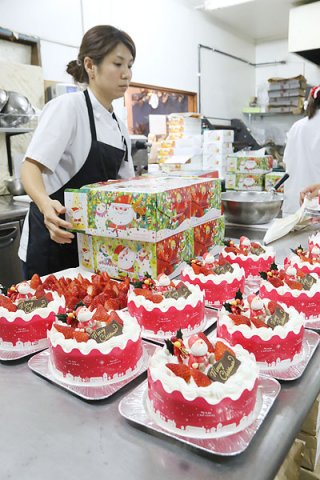 平成最後のクリスマスを迎え、製菓店で次々と飾りつけられるクリスマスケーキ＝24日午後、メームイ製菓本店