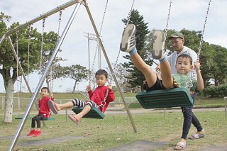 「久しぶりの公園」とブランコを楽しむ子どもたち＝19日午後、石垣市中央運動公園こどもの広場