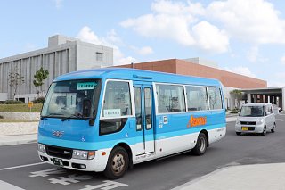 八重山病院線で運行している29人乗りの小型バス＝１月29日