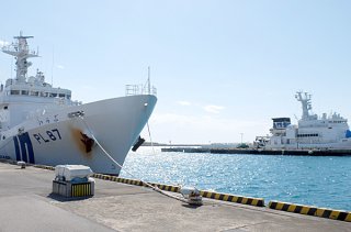 最大級の巡視船の配備が計画されている南ぬ浜町地先（写真中央奥）。手前は浜崎町の巡視船艇基地＝１月31日午後