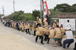 旧正月伝統行事の黒島大綱引き。昨年に続いて南（左）勝利した＝５日午後、黒島伝統芸能館前