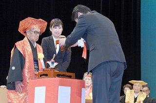 中山市長へ「あやかりの杯」を授ける浦崎致清さん（左）＝５日午後、市民会館大ホール