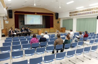防衛省沖縄防衛局の「建設工事に伴う住民説明会」に出席した住民ら。工事の概要について説明を受ける