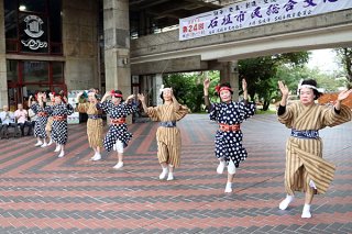 アトラクションで民踊愛好部会が「稲しり節」など２演目を披露して始まった市民総合文化祭＝23日午後、市民会館玄関前広場