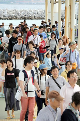 竹富島を訪れる観光客は年間約50万人に達する。町は入域料の徴収開始を７月ごろと見込んでいる＝30日午前、竹富島のフェリー乗り場