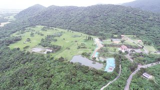 沖縄防衛局が造成工事を予定している旧ジュマールゴルフガーデン。一部で掘削の現場が確認できる＝13日午前