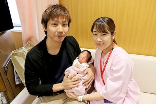 宮里泰成・真梨さん夫婦と平成最後の４月30日に産まれた赤ちゃん＝３日午後、県立八重山病院