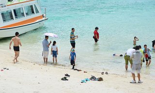 グラスボート近くで海水浴をする外国人観光客ら＝７月27日午後撮影、川平湾