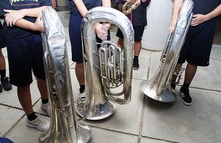 石垣市はふるさと納税の活用事業に「市立小中学校楽器購入事業」を新設した。市内の小中学校の楽器の劣化が進んでいる＝18日午後、石垣第二中学校