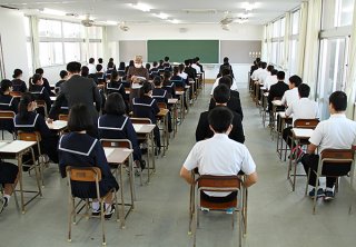 ２０２０年度県立高校入学者選抜の学力検査に臨む中学生ら＝４日午前、八重山高校