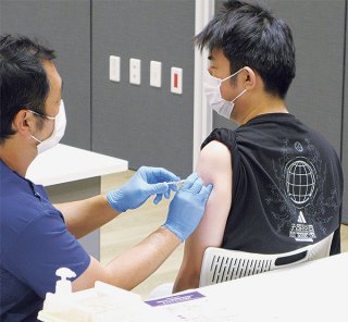 医療従事者などへ新型コロナウイルスワクチンの優先接種が始まった＝8日午後、県立八重山病院