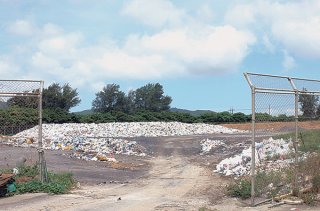 埋め立て残余容量が逼迫する石垣市一般廃棄物最終処分場。今年度から掘り起こしが行われる＝1日