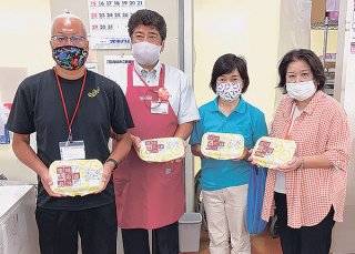 市内の子ども食堂など4施設へ特製の「琉球応援弁当」が贈られた＝11日午後、マックスバリュやいま店