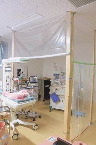 コロナ陽性の母親から産まれた新生児を隔離するために設置した隔離室＝18日午後、八重山病院