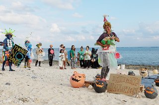 海洋ごみを使って行われたファッションショー。さまざまなキャラクターが登場した＝10月31日夕、多田浜海岸
