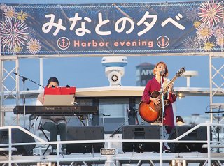 「みなとの夕べ」の船上ライブで歌声を披露する平田なぎささん＝18日夕、港湾内の船上ステージ