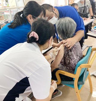 3回目となる新型コロナウイルスワクチン接種が高齢者施設利用者と職員に対して始まった＝20日午後、聖紫花の杜