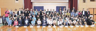 竹富町で初となる海洋教育サミットに参加した町内全島の児童生徒ら＝21日午前、大原小学校
