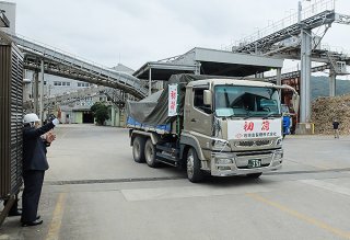 初荷を積んだトラック。関係者に見送られ、出発する＝5日午前、石垣島製糖